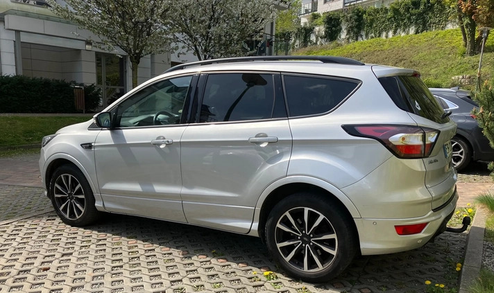 Ford Kuga cena 63000 przebieg: 105000, rok produkcji 2017 z Sopot małe 254